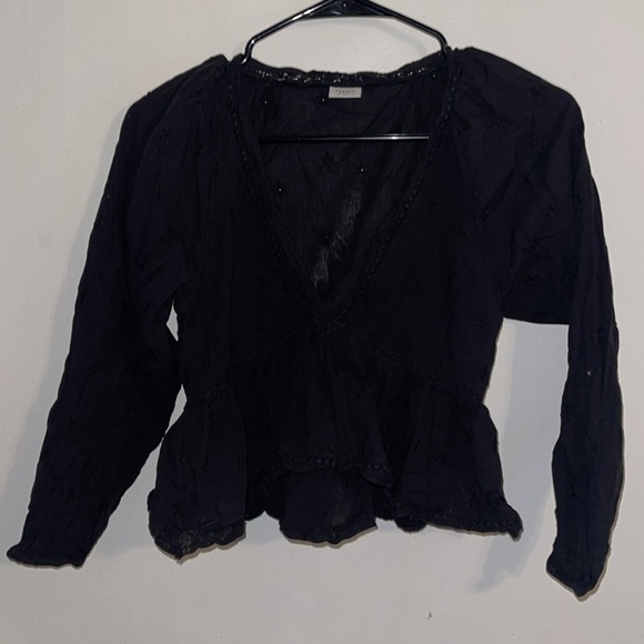 🌹SUNDAY BEST CROP EMBROIDERED TOP - Picture 2 of 9